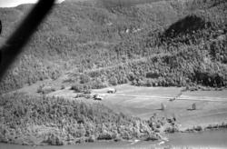 Flyfoto: Salangsdalen, Østgård i Bardu 1956