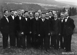 14 stivpyntede mannfolk.