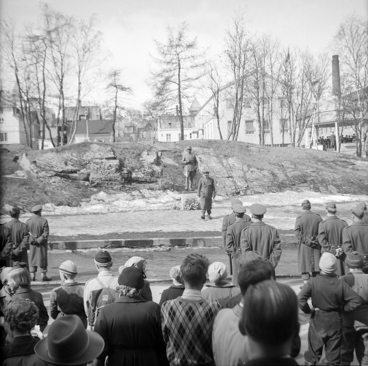 Soldater stilt opp foran Fleischerstatuen i Generalhagen. Publikum i forgrunnen.