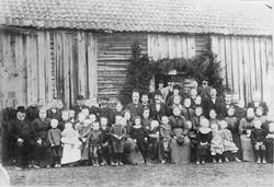 Gruppebilde fra Anders Berger Hellesjøs begravelse.