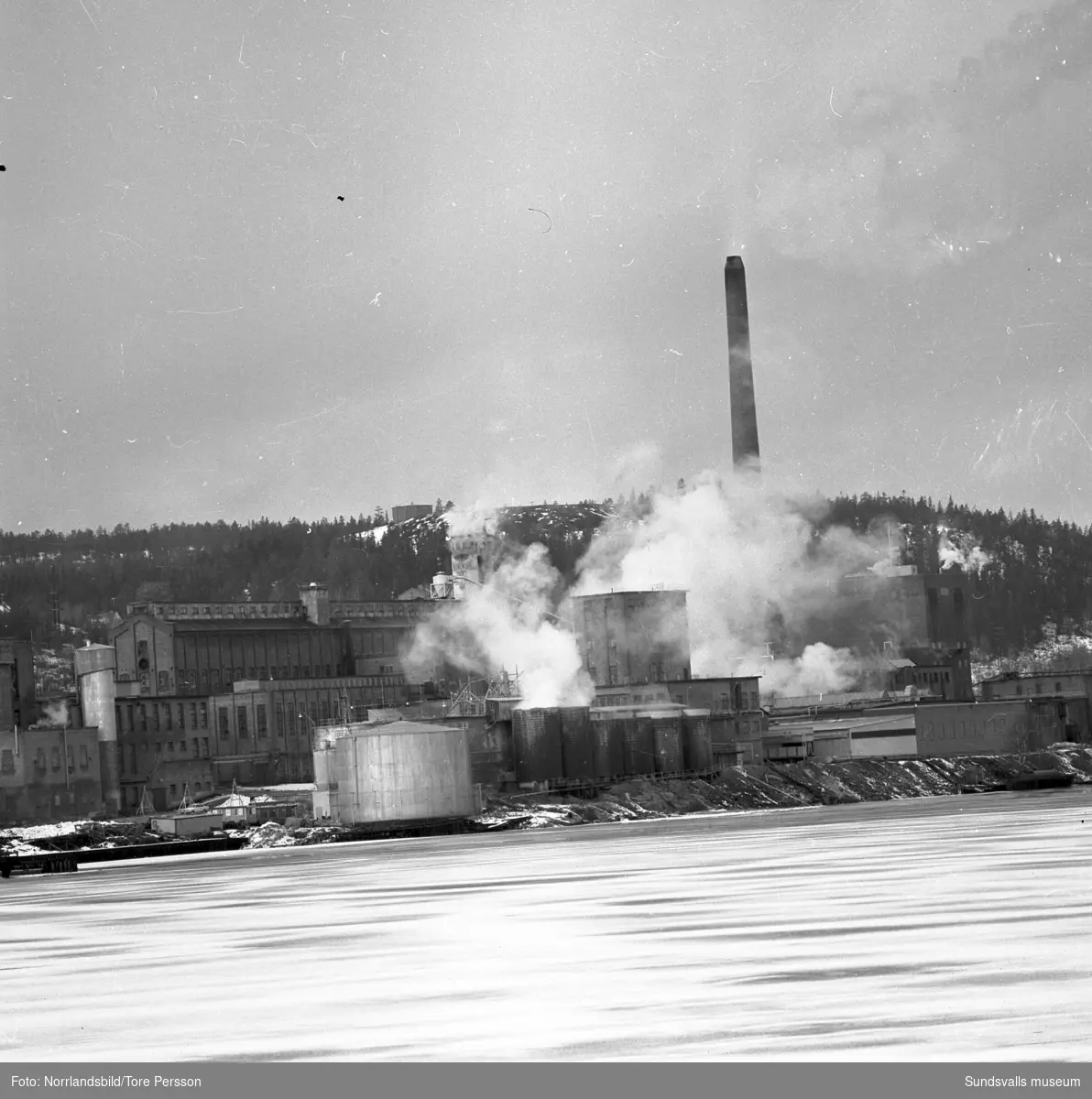 Utsläpp från Svartviksfabriken, bilder på bolmande rök från fabrikens skorstenar.