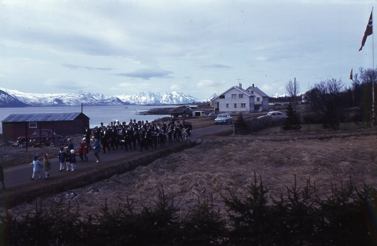 Guttemusikkens morgendefilering på Natland på Sortland 17. mai 1966. Foran går dirigent Åge Thomassen. Se http://www.blv.no/sortland/historie/17-mai/17-mai-1966-pa-natland/s/5-9-120070.