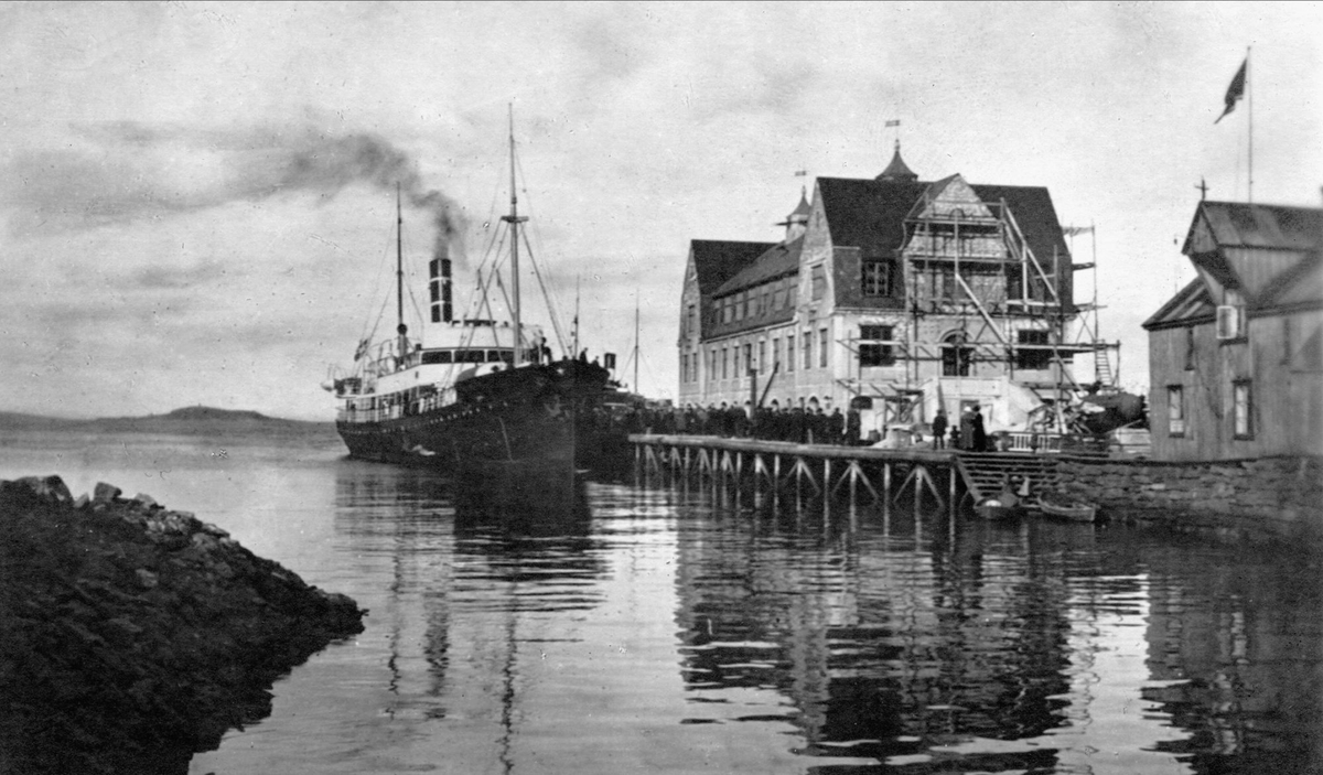 Hurtigruta "Polarlys" legger til ved dampskipskaia, cirka 1920.