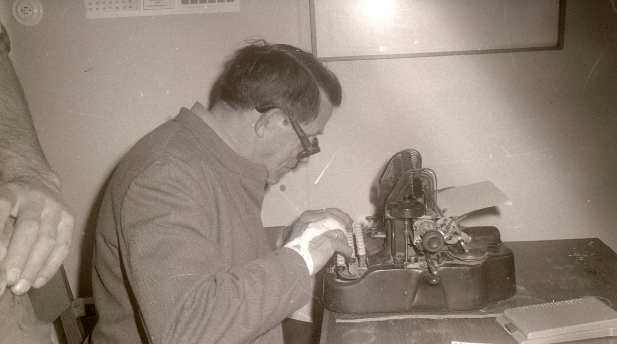 Allan Bernving vid sin skrivmaskin.