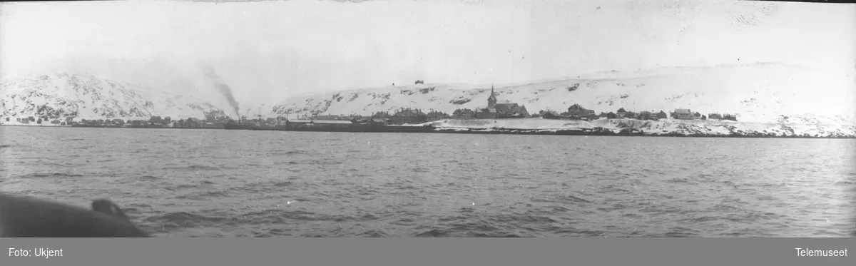 Telegrafdirektør Heftyes reise i Nord- Norge 1911. Hammerfest sett fra fjorden 23.mars.