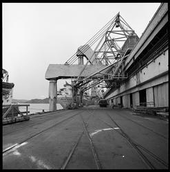 Lasteapparat på kai.