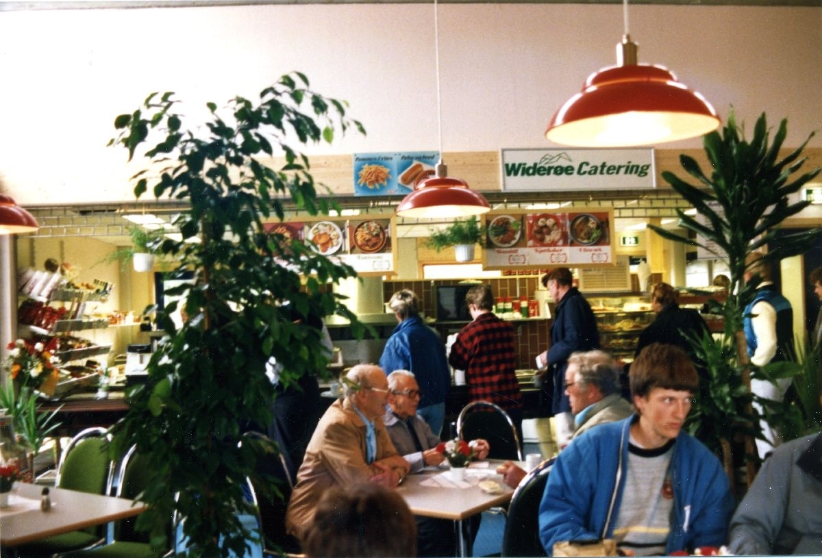 Lufthavn/Flyplass. Førde Lufthamn, Bringeland. I kafeterien som drives av Widerøe Catering, er mange personer invitert til åpningen av nye Førde Lufthavn.