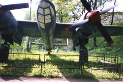 Landskap. Et tomotors propellfly står parkert. Dette er ett 