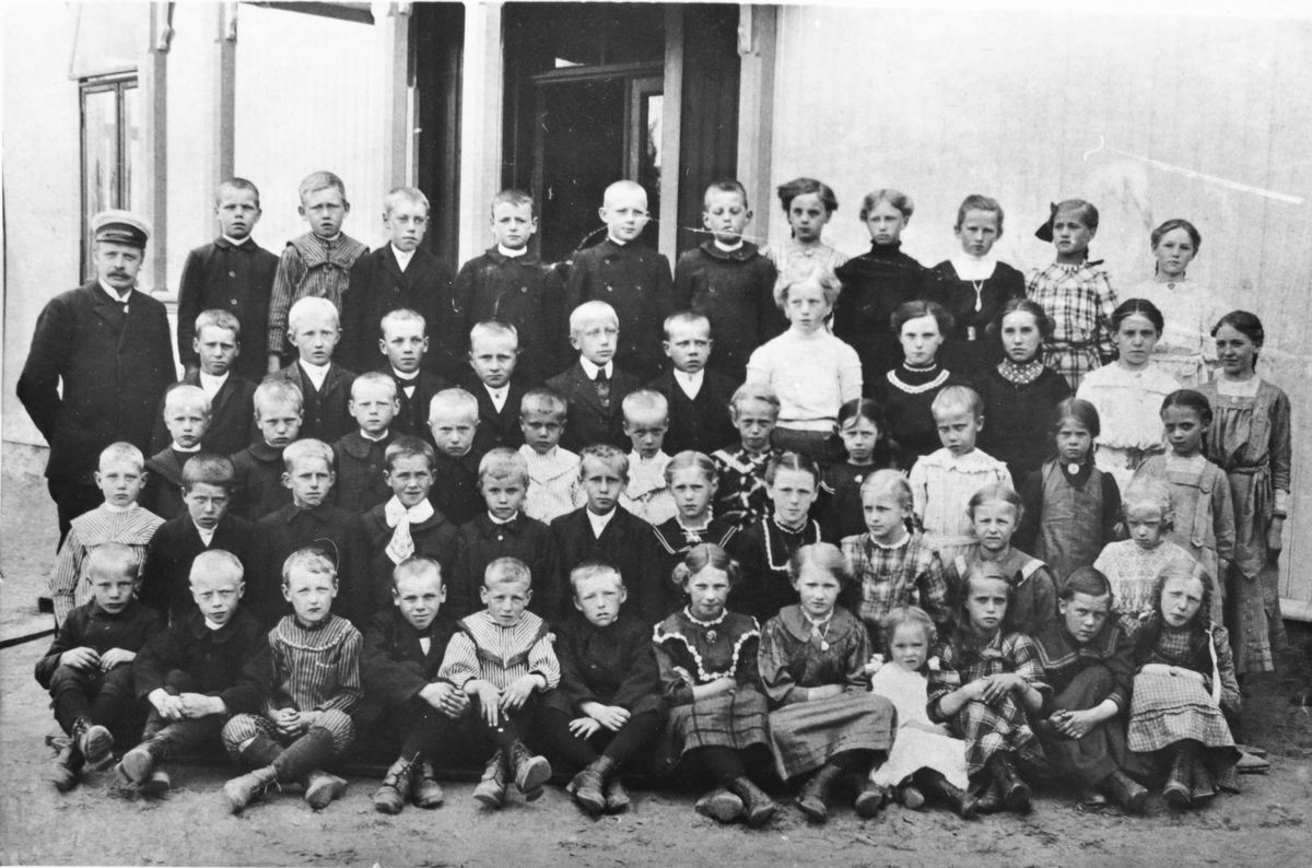 Gruppebilde, skolebildet fra Østby, S. Høland er tatt i 1911 eller 1912.