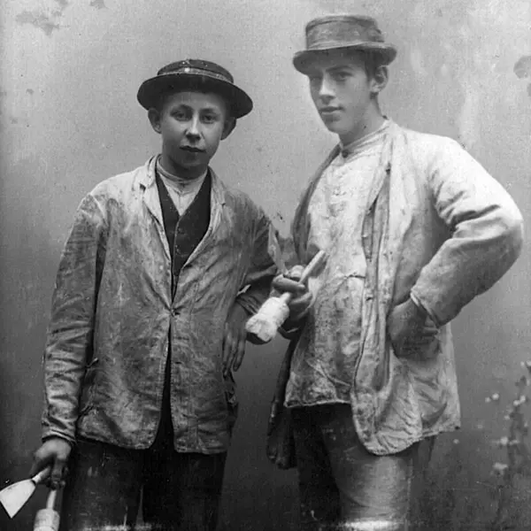 To unge malere med maleredskaper i hendene. Foto/Photo