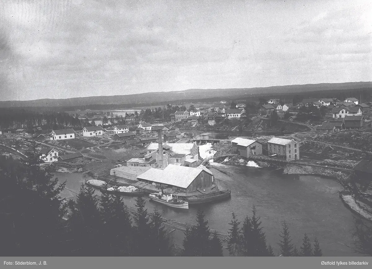 Oversiktsbilde fra Ørje i Marker, med Ørje Brug i forgrunnen, dam med videre. Dambygd 1894. D/S Lommen med lektere.