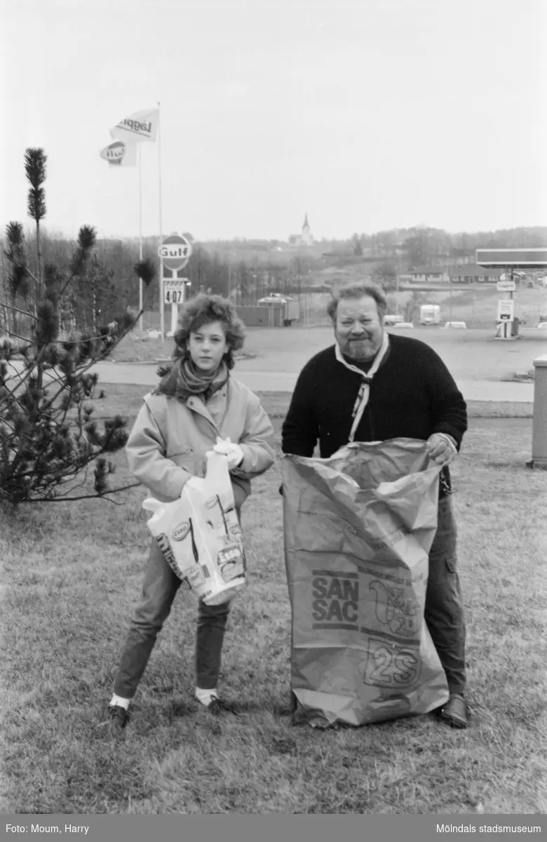 Annestorpsdalens scoutkår städar i Lindome centrum med angränsande områden, år 1984.

För mer information om bilden se under tilläggsinformation.