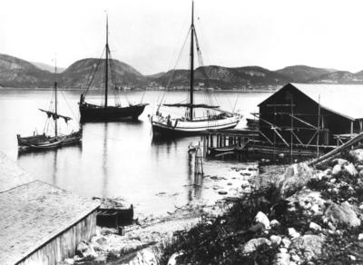 Sjøbu og båter. Fra Namsos ca 1885. Foto/Photo