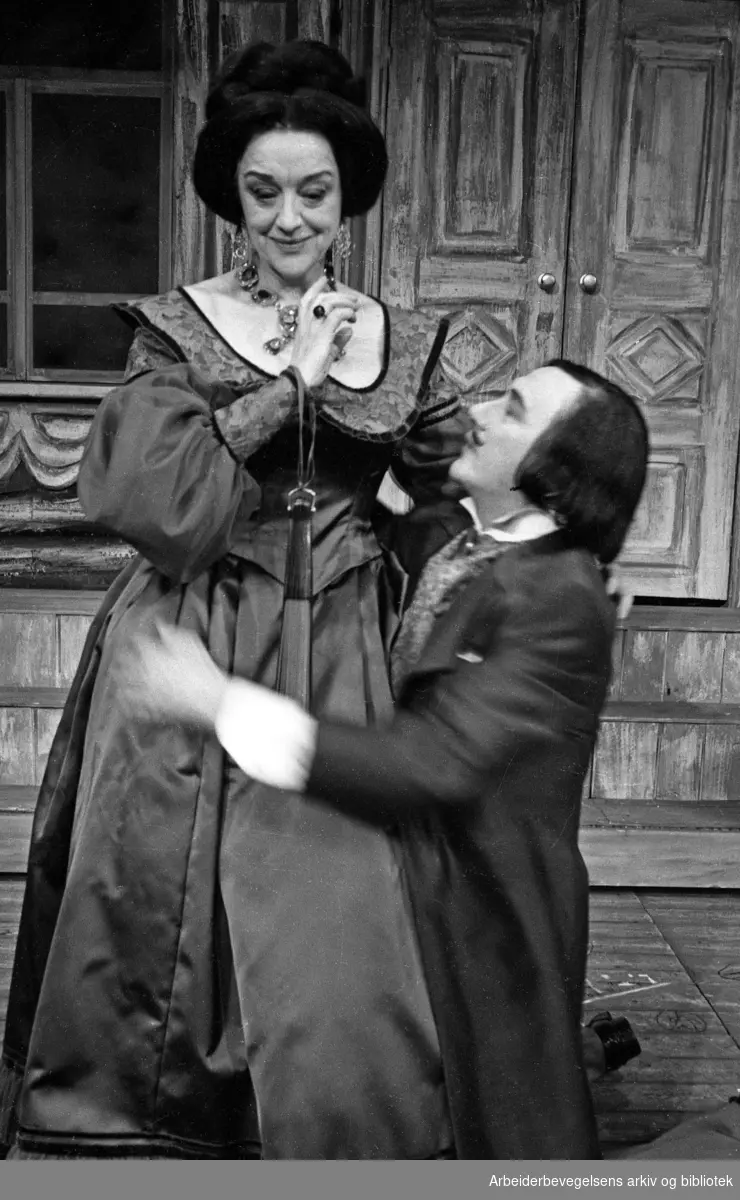 Nationaltheatret. Hovedscenen..REVISOREN, av Nikolaj Gogol. Premiere 28.03.1968..Aase Bye og Espen Skjønberg.