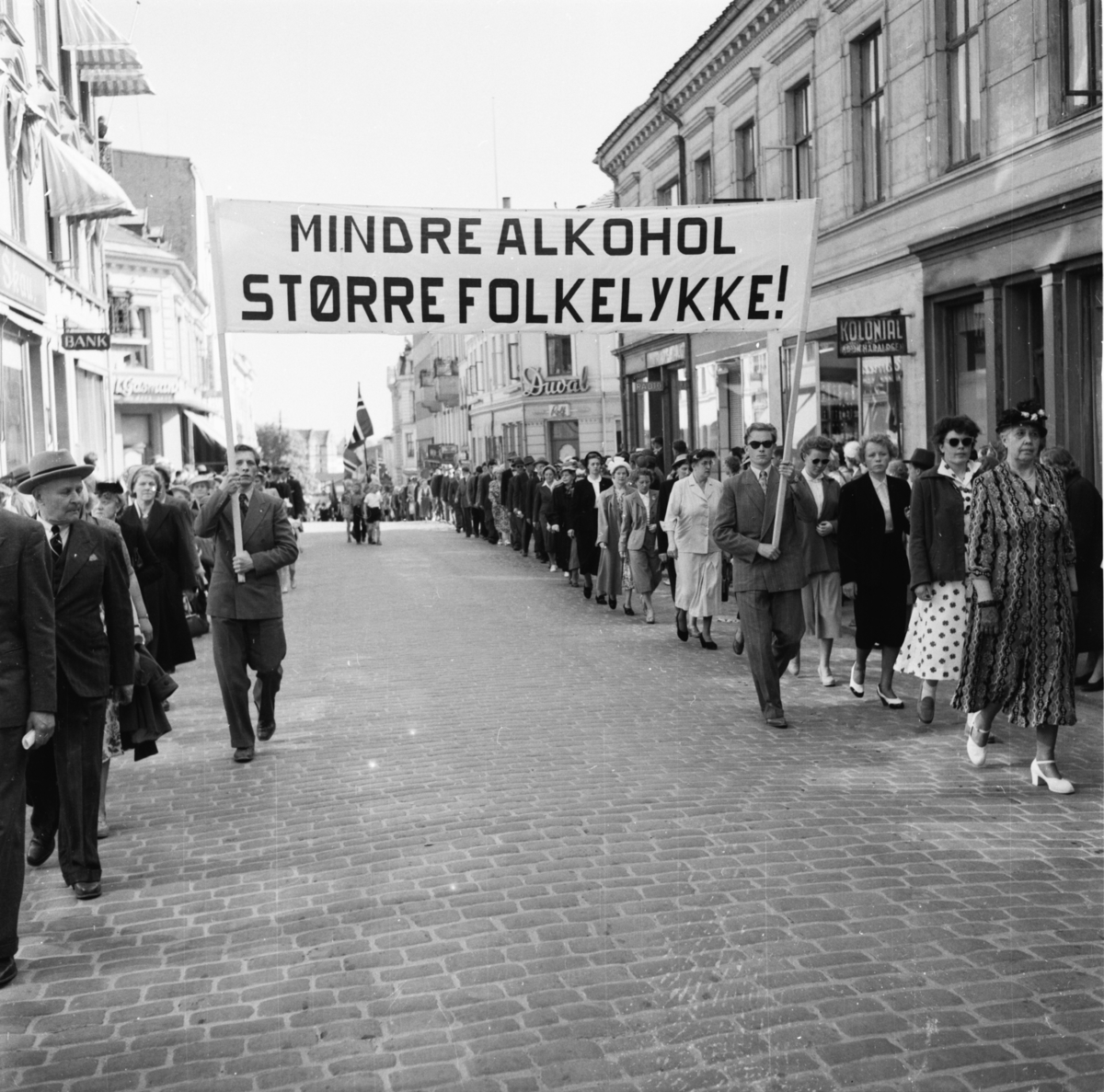 Vardens arkiv. "Avholdsfolkets demonstrasjonstog i Skiens gater."  ukjent dato.05.1954