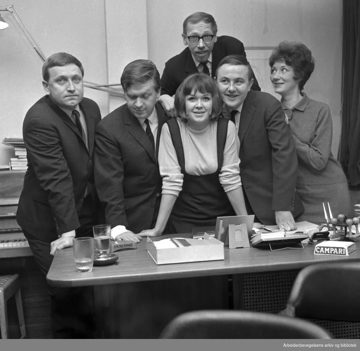 Lysthuset Revyteater..Fra venstre: Rolv Wesenlund, Harald Heide-Steen jr., Trulte Heide Steen, Svein Byhring og Eva Lystad..Bak: Bengt Calmeyer..1965.
