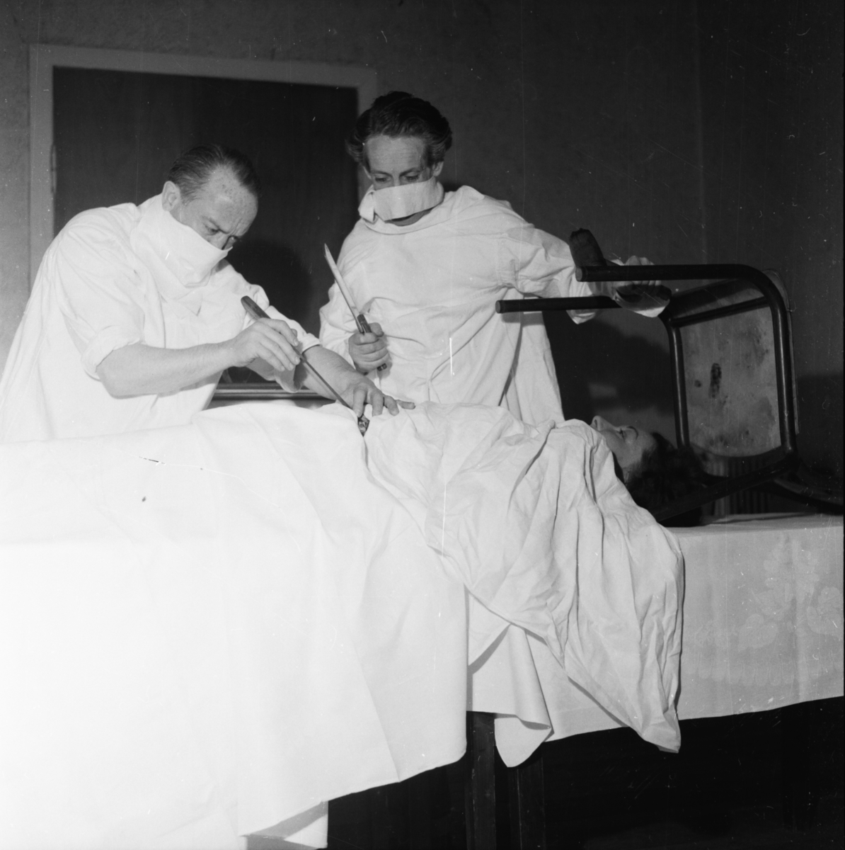 Vardens arkiv. "Operasjon" v/Arvid Nilsen og Dan Foss m/Herberth revyen"  21.05.1954