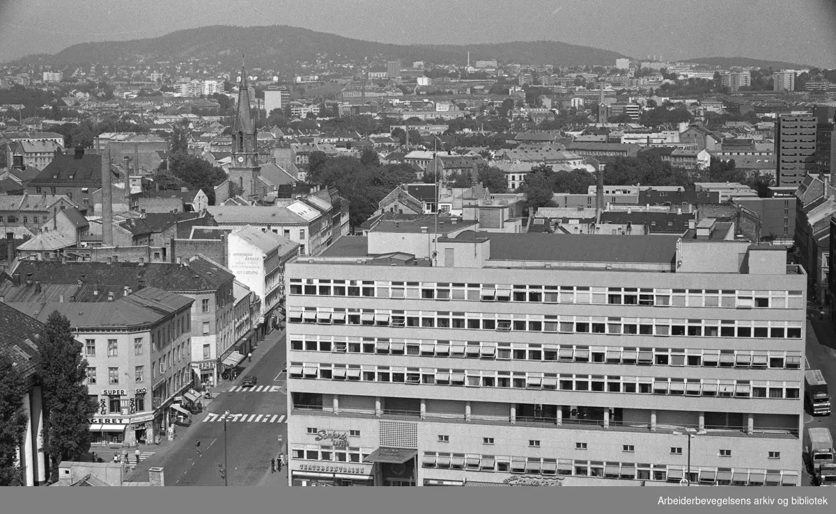 Utsikt over Oslo, sett fra restaurant Stratos, på toppen av Folketeaterbygningen..Torggata, Arbeidersamfundet. I Bakgrunnen skimtes Jakobs kirke og Grünerløkka..1975.