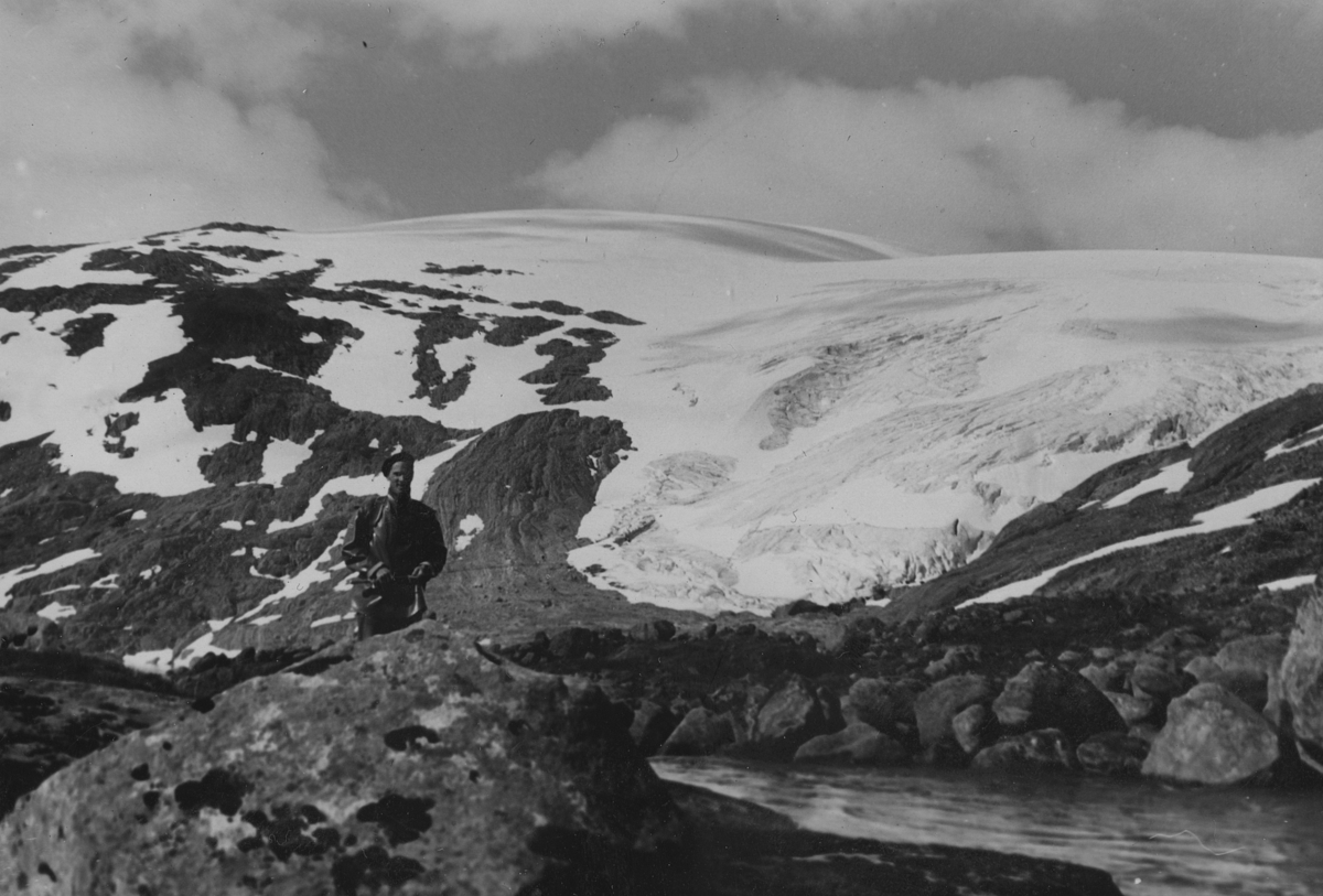 Thorleif Hoffs album 1, side 43. Album fra Thorleif Hoff som dokumenterer anleggsvirksomheten i Glomfjord på 1950-tallet