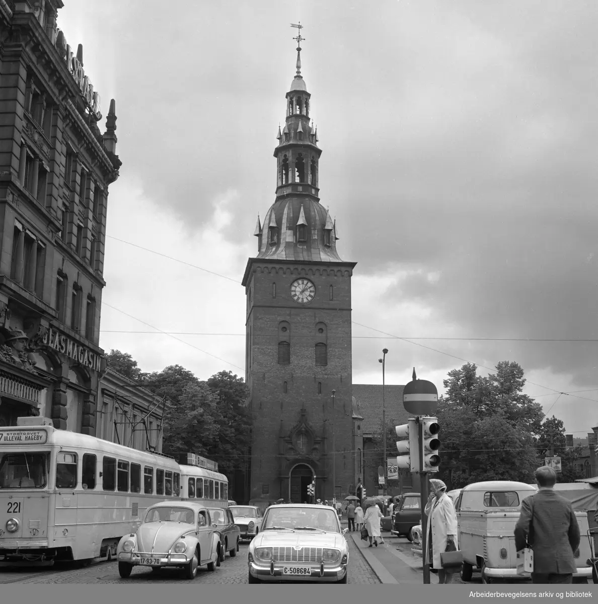 Stortorvet. Oslo Domkirke. Biltrafikk. Trikk..1965 - 1970.