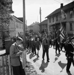 Vardens arkiv. "17 mai tog"  17.05.1954