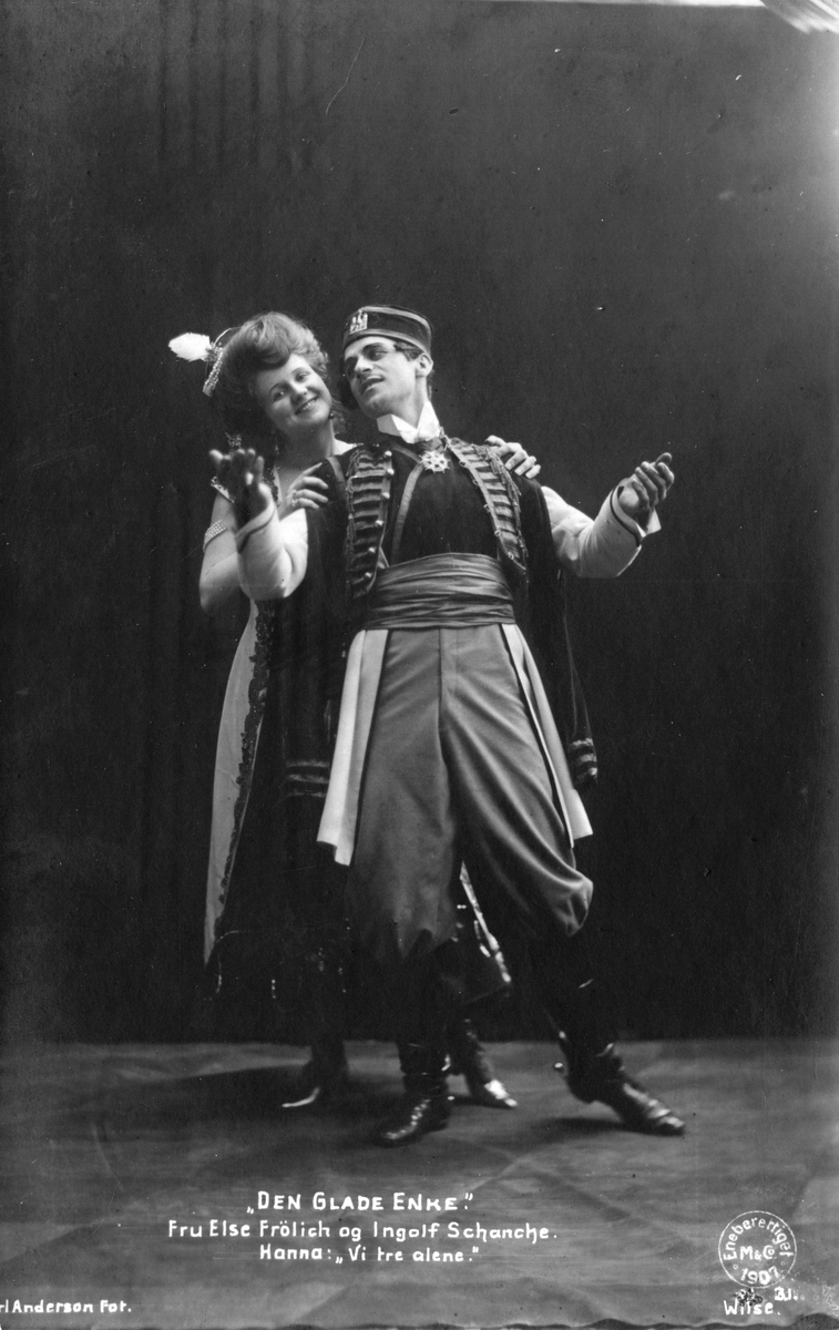 Postkort. Scene fra "Den glade enke" spilt på Nationaltheateret i 1906.