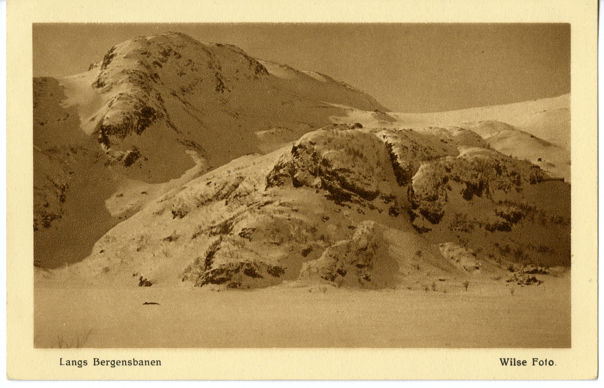 Postkort. Snødekt fjellandskap langs bergensbanen.