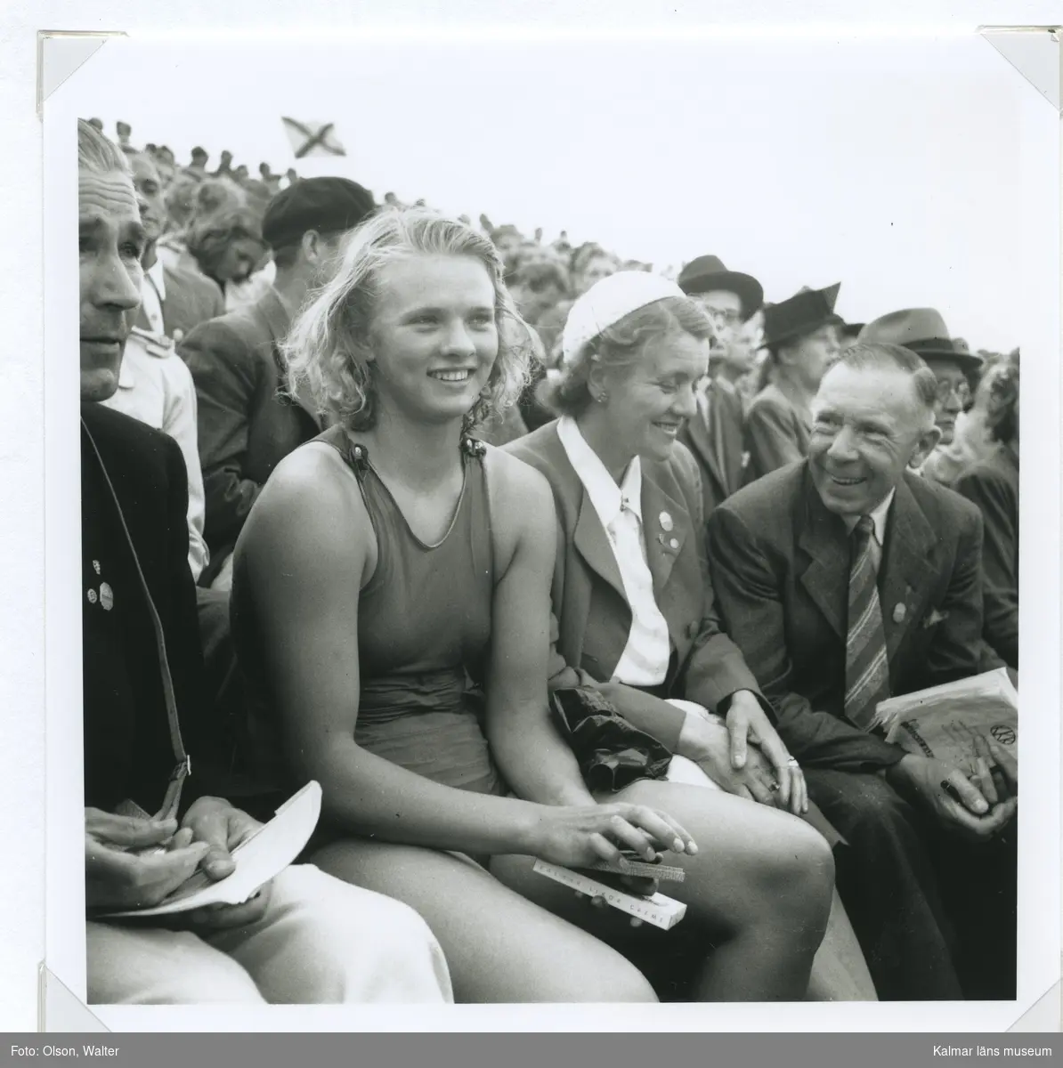 Från SM i simning, som 1946 hölls vid Långviksbadet i Kalmar. Ingegärd Fredin från Ängby SS, svensk mästarinna på 100 meter fritt, med mamma och pappa.