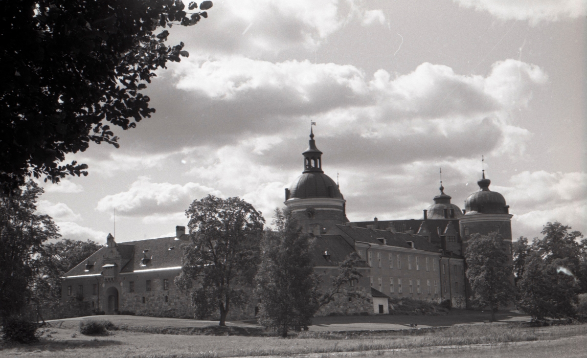Vy över Gripsholms slott.

Gripsholms slott är ett kungligt slott vid Mälaren, strax utanför Mariefreds gamla stadskärna i Strängnäs kommun. Slottet ägs av svenska staten och förvaltas av Statens fastighetsverk.

Gripsholms slott inrymmer Statens porträttsamling med över 4 000 verk, med exempel på porträttkonstens förändringar från 1500-talet och fram till nutid. Nationalmuseum ansvarar sedan 1860-talet för porträttsamlingen.

Strax framför vindbryggan, på den så kallade Rännarbanan, står några runstenar med berättelser om det berömda Ingvarståget.