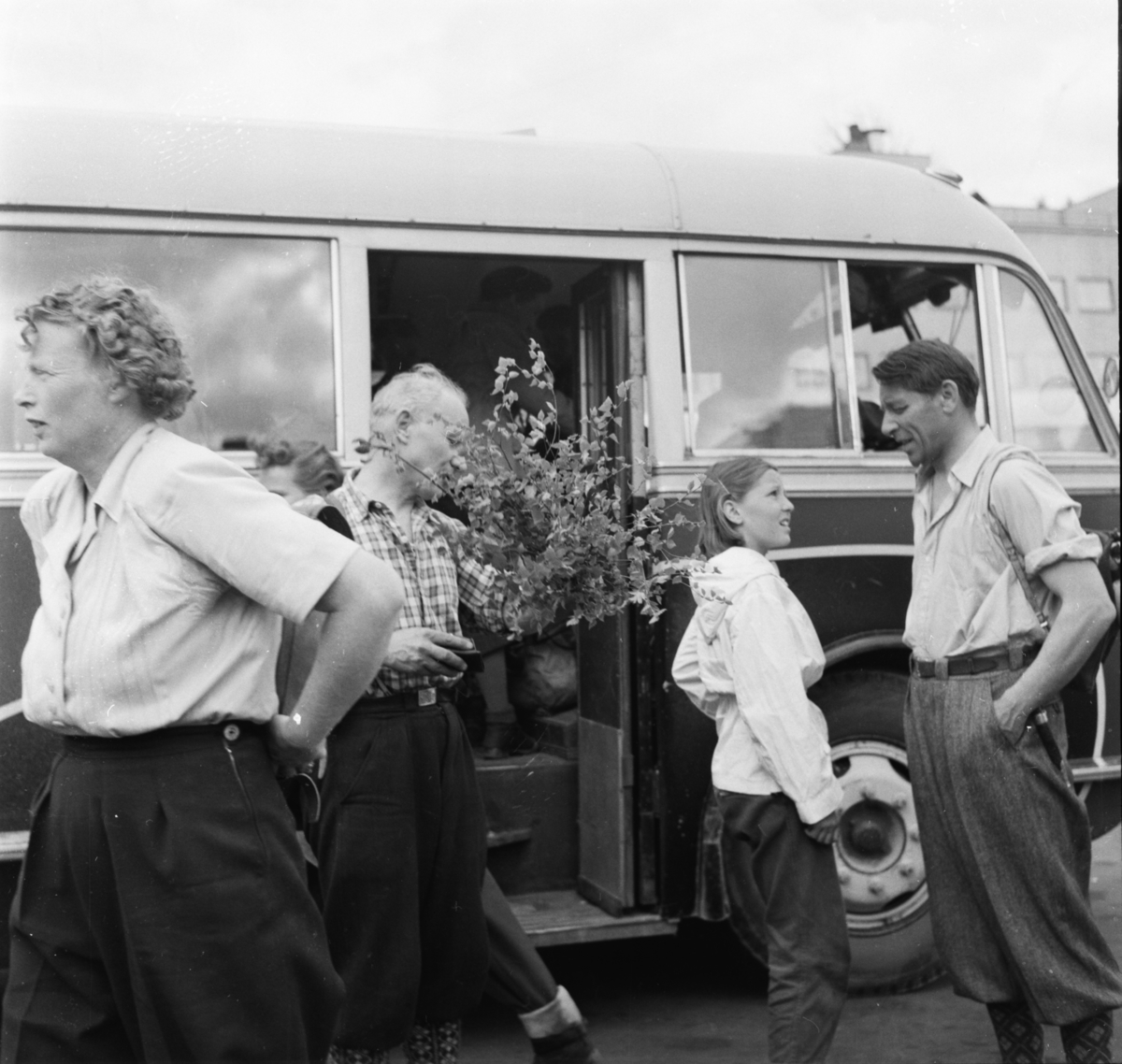 Vardens arkiv. "Ut i skogen" deltagerne kommer hjem"  16.05.1954