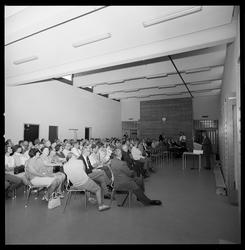 Direktør Rafn taler for pressen.