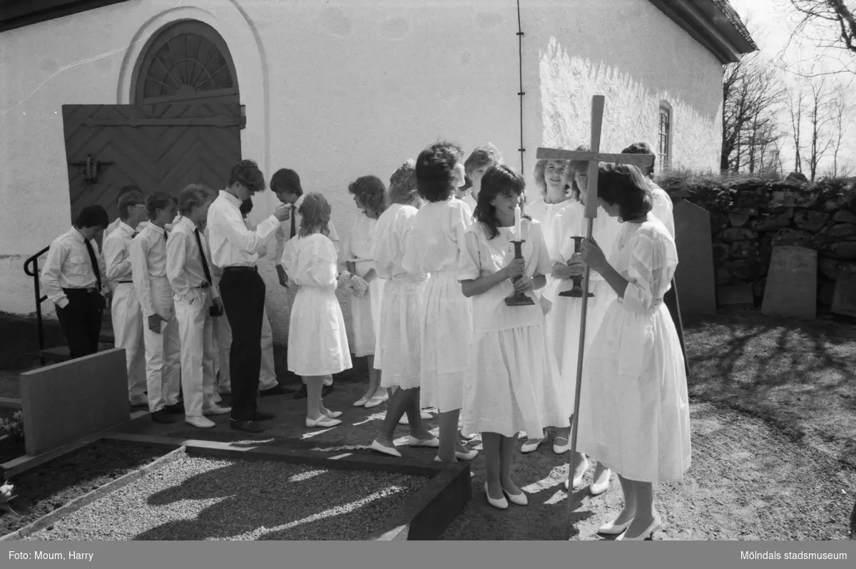 Konfirmation i Kållereds kyrka, år 1984. Ungdomarna utanför Almrothska koret.

För mer information om bilden se under tilläggsinformation.