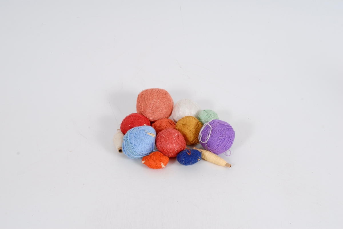Form: 13 nøster med tynn tråd i forskjellige farger som ligger i en papirpose
