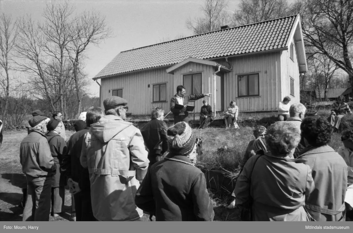 Kållereds hembygdsgille anordnar sockenvandring i området vid Kållereds kyrka, år 1984. Hembygdsgillet vid klockargården i Backered.

För mer information om bilden se under tilläggsinformation.