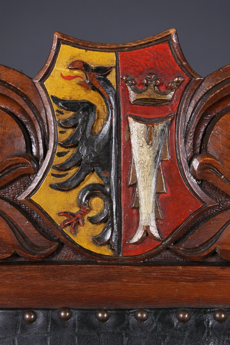 Våpenskjoldet til Det Hanseatiske Kontor. Det viser halve Lübecks dobbeltørn og en kronet tørrfisk.