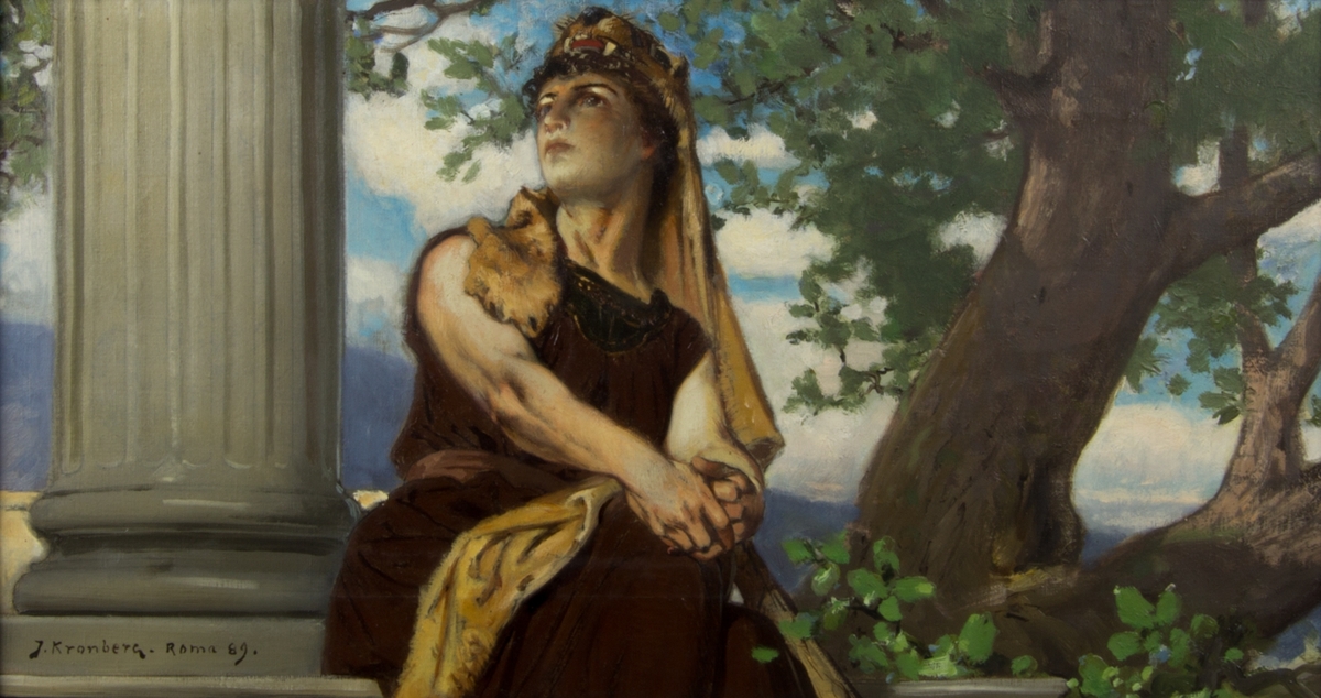 Ung sittande kvinna klädd i brun klänning symboliserande styrkan. Djurskinn, troligen från ett lejon, med öppet gap hänger från huvudet ner över ena axeln och vidare ner över låret. Till vänster en en pelare, till höger ett stort lövträd.