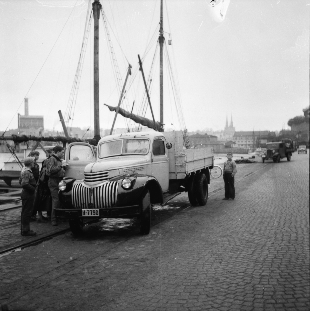 Vardens arkiv. "Bil utfor brygga i Skien"  03.05.1954
