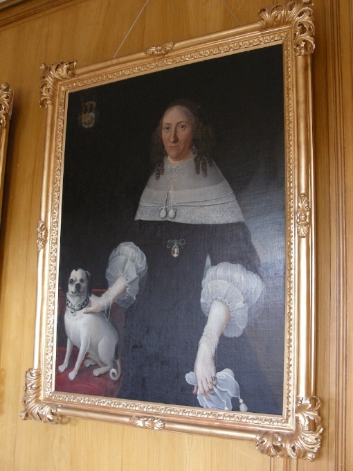 Knäbild, stående. Med hund vid sin högra sida, på vars halsband står "HYLAS". Beata bär en medaljong med miniatyrbild av änkedrottningen.Porträttet utlånat till Läckö i samb med utst "Från Topp till Tå" sommare 2004.