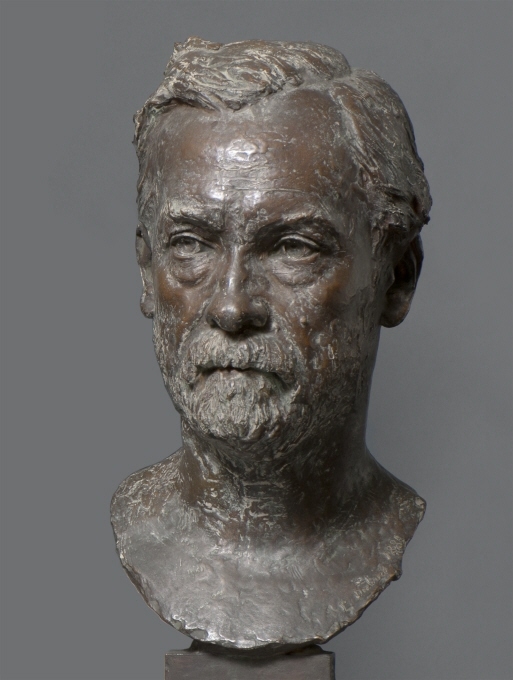 Kemisten och biologen Louis Pasteurs (1822–1895) forskade om bakterier, utvecklade metoden att pastöriserade livsmedel samt framställde de första vaccinerna mot infektionssjukdomar. Hans porträtt är skulpterat av Paul Dubois. Den av sin samtid mycket uppskattade Dubois porträtterade en rad av tidens personligheter i såväl skulpturer som målningar. Vid sidan av porträtt utförde han även en mängd offentliga skulpturer, där han förenade en långt driven realism med inspiration från den italienska renässansen.