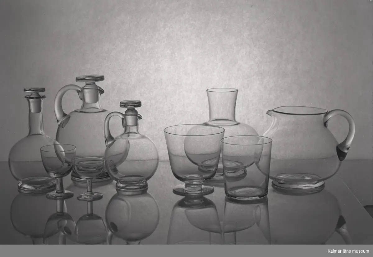 En kollektion med tillbringare, vinkaraff, likör- och vinglas, som är tillverkat på Målerås glasbruk.