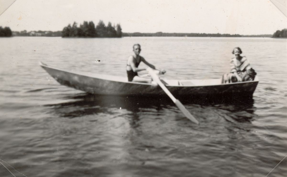 På Helgasjön 1933.
I båten: Thor och Margit Svärdell.