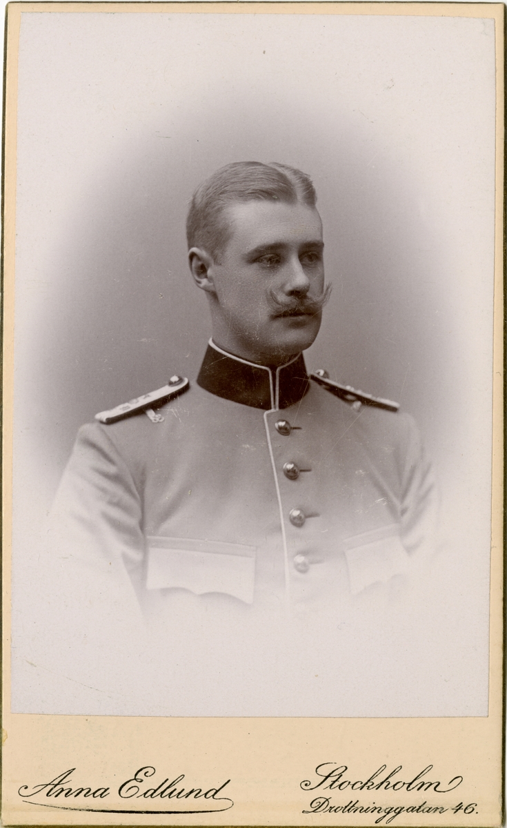 Porträtt av Carl Richard Knorring Roth, underlöjtnant vid Norrlands dragonregemente K 8.

Se även bild AMA.0008367.