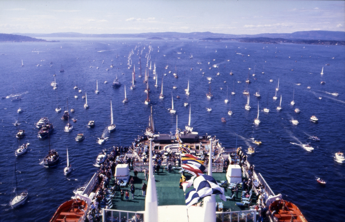 Småbåtene møter S/S ‘Norway’ (ex. ‘France’)(b.1961, Chantiers de l’Atlantique) under innseilingen til Oslo.