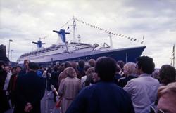 Mennesker samlet ved Akershus festning for å velkomme S/S ‘N