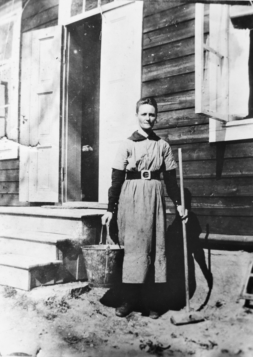 Marie Sylta, første vaskehjelp ved Statens Husflidskole på Blaker Skanse i 1918.
