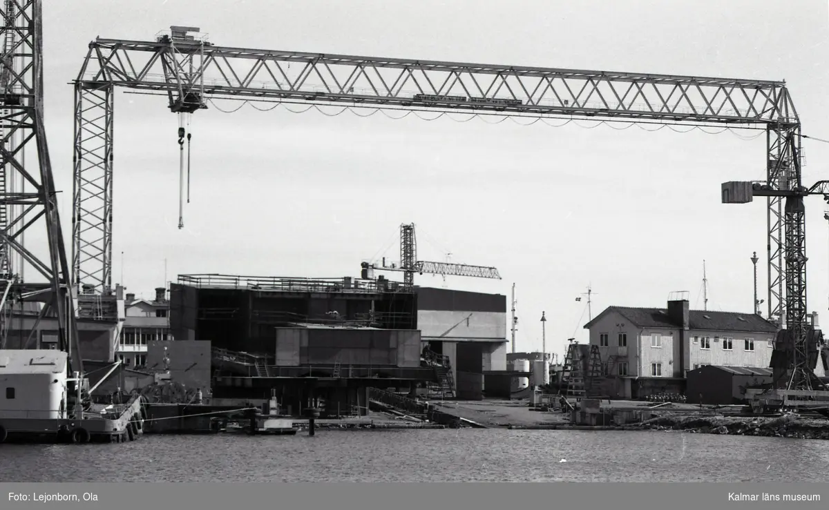 Kalmar Varv. 1980-09-02. På stapelbädden i mitten växer akterdelen till M/S Sagaland fram, dock byggdes hon aldrig klar i Kalmar, utan slutfördes i Göteborg.