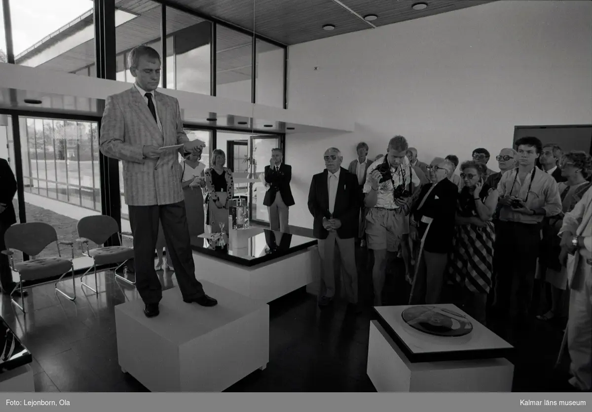 Kulturminister Bengt Göransson besöker Orrefors och inviger ny utställningshall, samt beser Parispokalen från 1922.