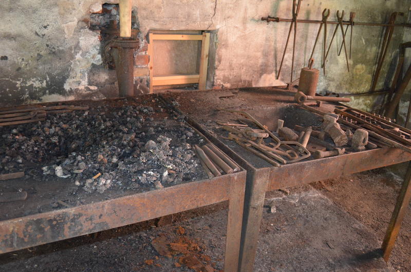The furnace had glowing coals, where he heated the iron so that he could shape it. (Foto/Photo)