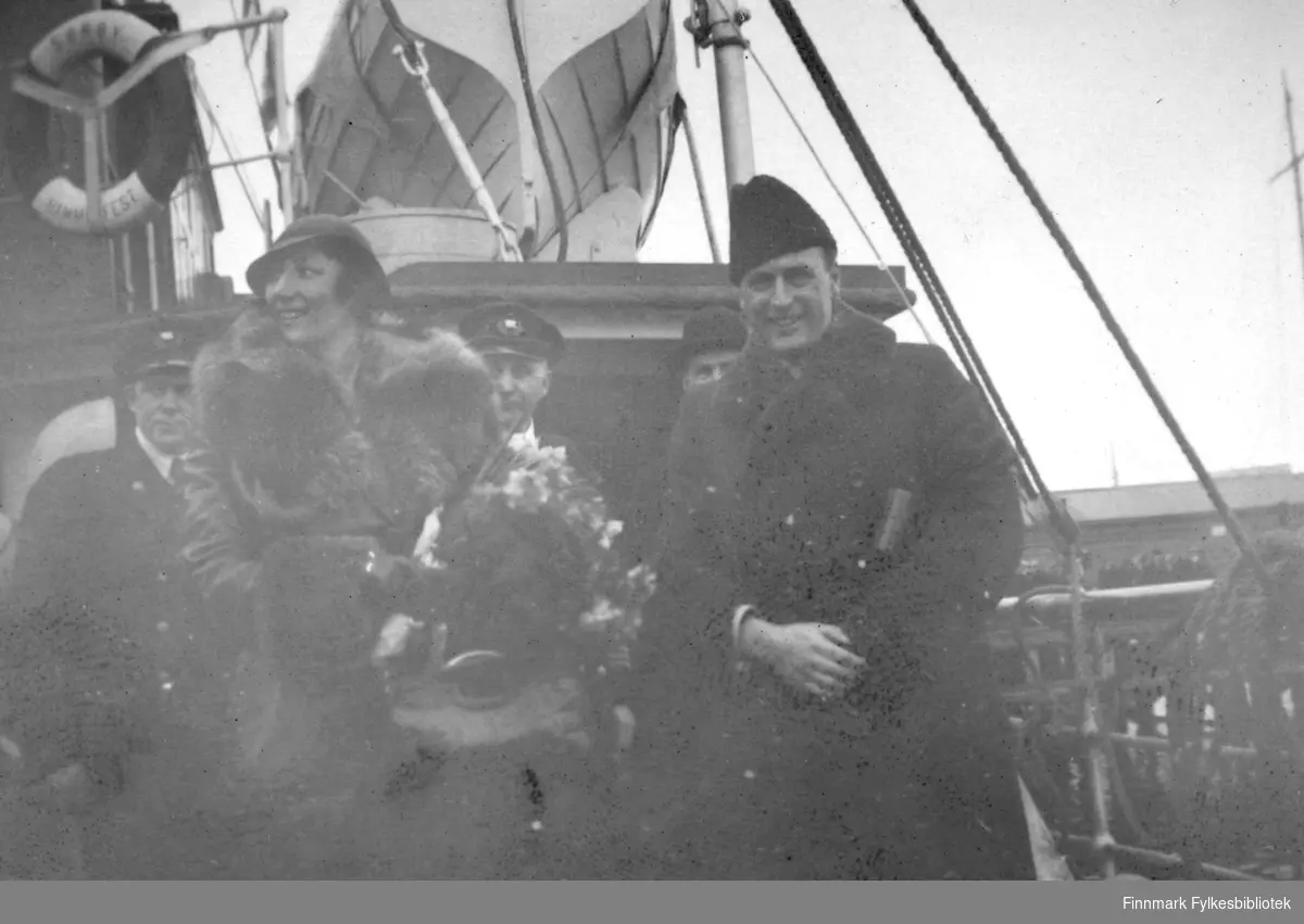 Kronprinsparet Olav og Märtha ombord i lokalbåten "Sørøy", under den store finnmarksreisen deres i 1934. De krysset fjorden med hurtigruten "Prinsesse Ragnhild".