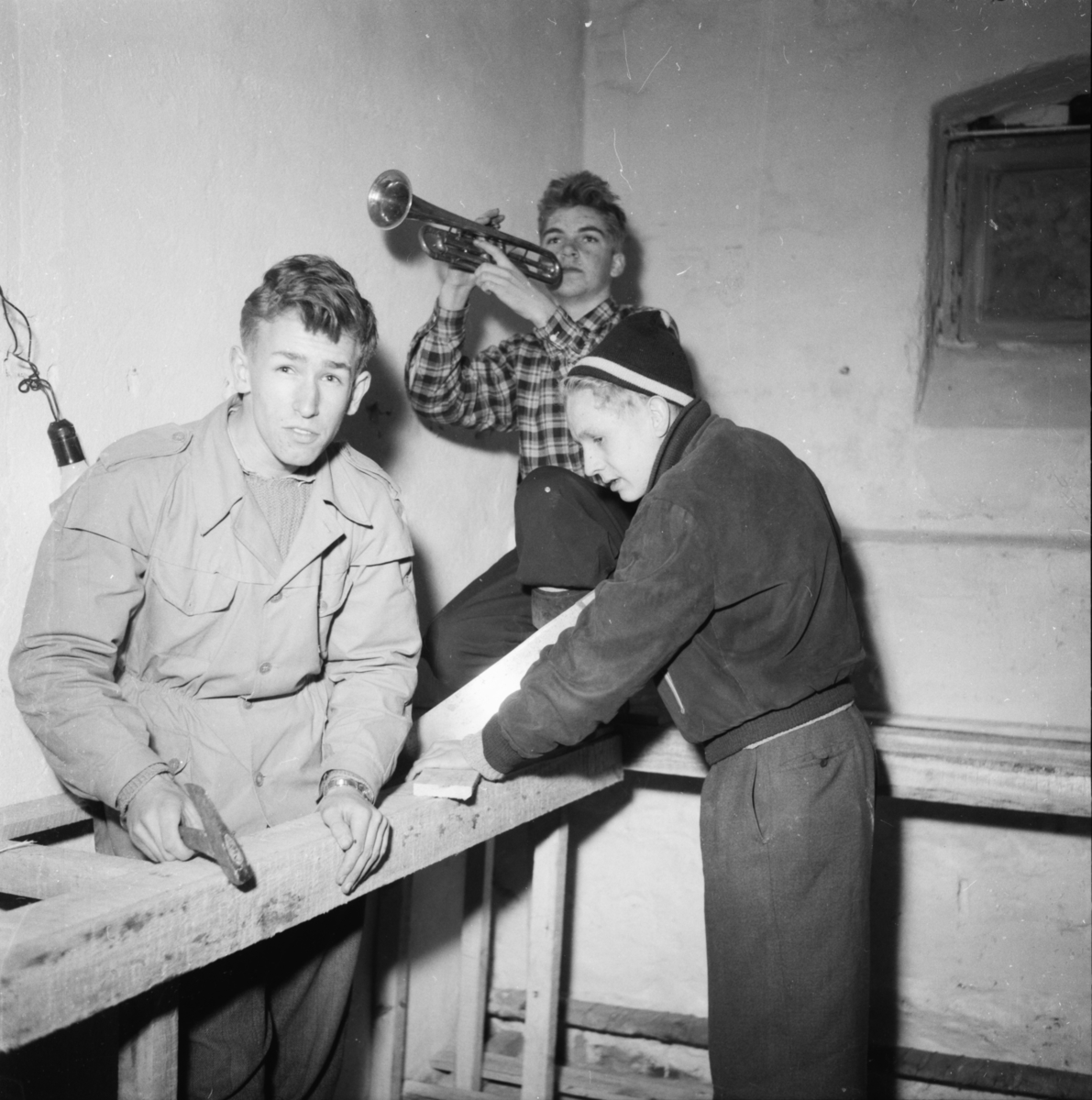 Vardens arkiv. "Tre gutter arbeider på kameraklubbens mørkerom i den gamle posthusgården" 09.04.1954